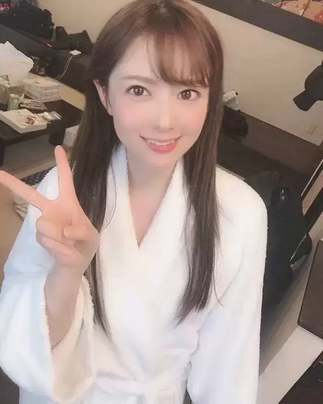 率真小虎牙岬奈奈美写真分享，赏心悦目！-名器社