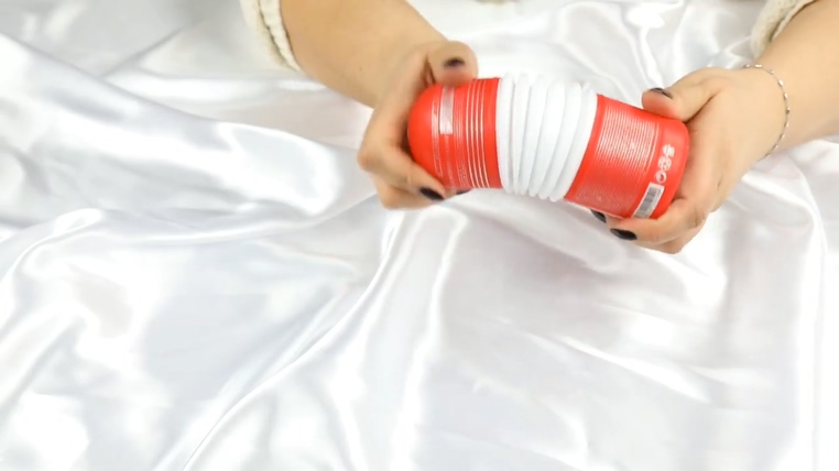 5分钟搞懂使用TENGA DEEP THROAT CUP的步骤2